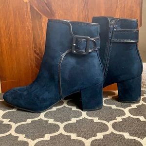 White Mountain blue velvet boots